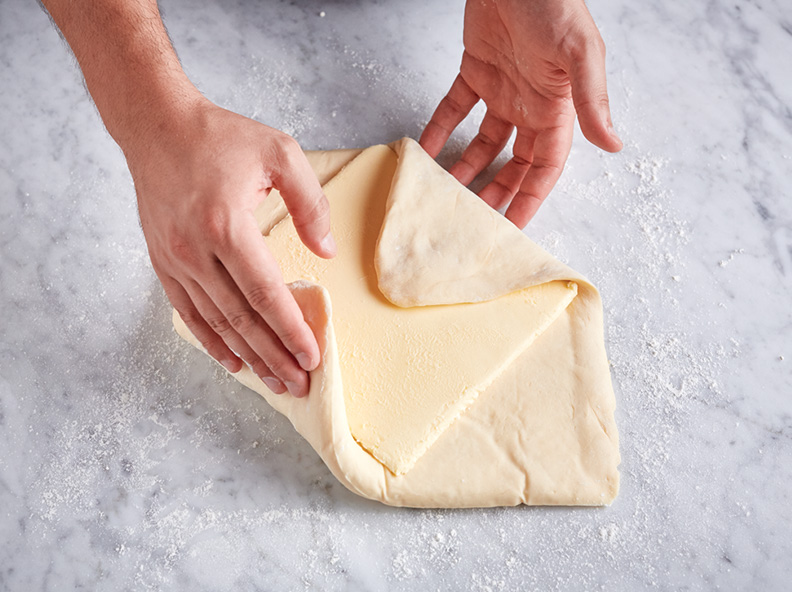 Déposez le beurre en losange au centre de la pâte.